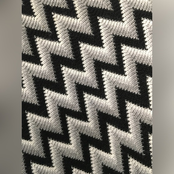 Missoni Poncho Gray White and Black Chevron Pattern. One Size. - Picture 4 of 4
